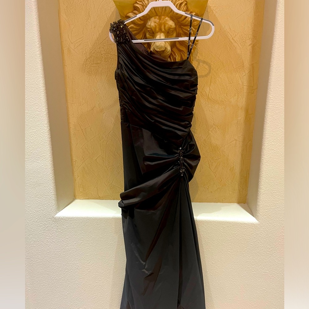 Elegant Black One-Shoulder Evening Dress
